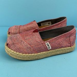 TOMs Slip on shoes. Youth 13.